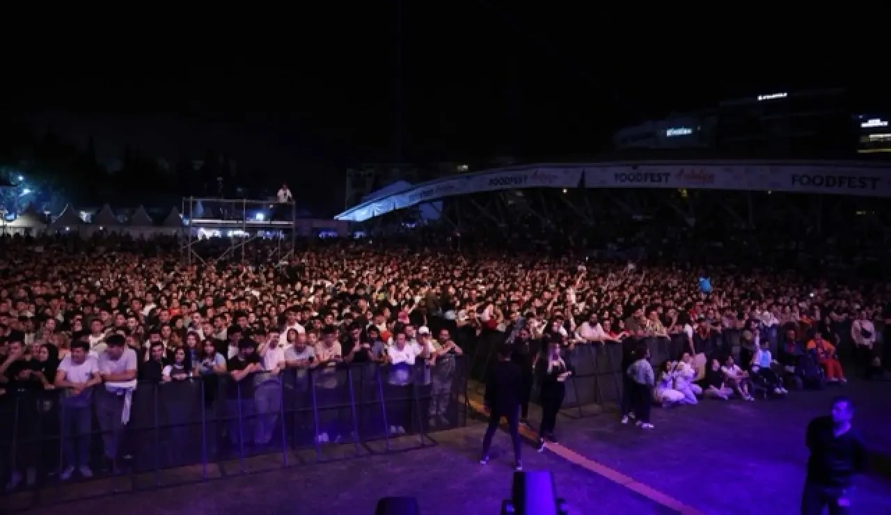 FoodFest Antalya Gastronomi Festivali'nde Simge'nin Şarkıları Yankılandı 11