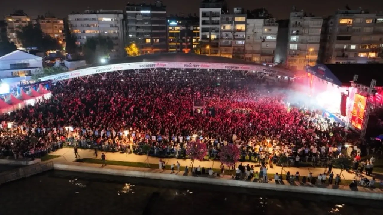 FoodFest Antalya Gastronomi Festivali'nde Simge'nin Şarkıları Yankılandı 12