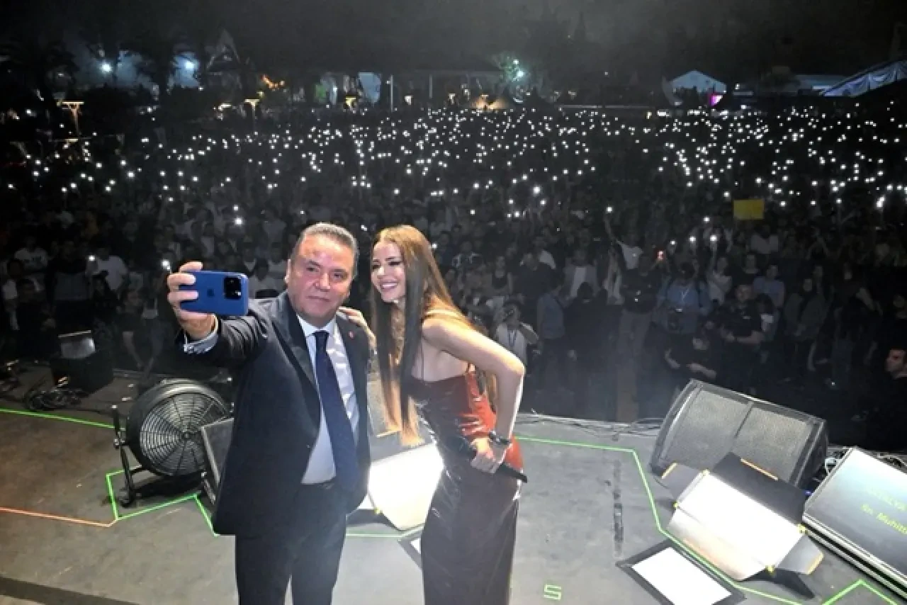 FoodFest Antalya Gastronomi Festivali'nde Simge'nin Şarkıları Yankılandı 5