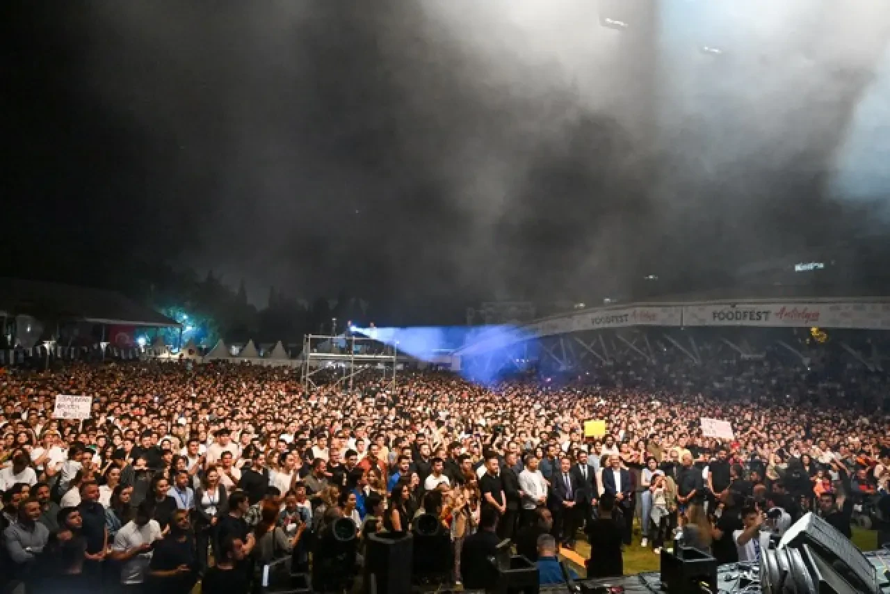 FoodFest Antalya Gastronomi Festivali'nde Simge'nin Şarkıları Yankılandı 8