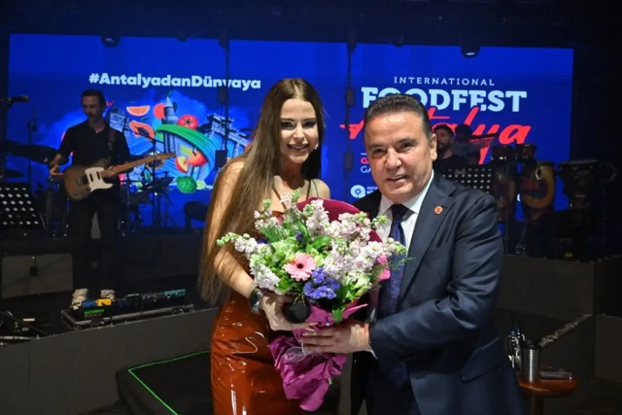 FoodFest Antalya Gastronomi Festivali'nde Simge'nin Şarkıları Yankılandı 7
