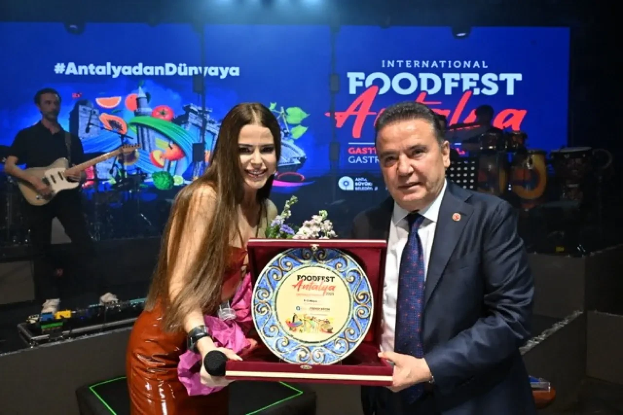 FoodFest Antalya Gastronomi Festivali'nde Simge'nin Şarkıları Yankılandı 6