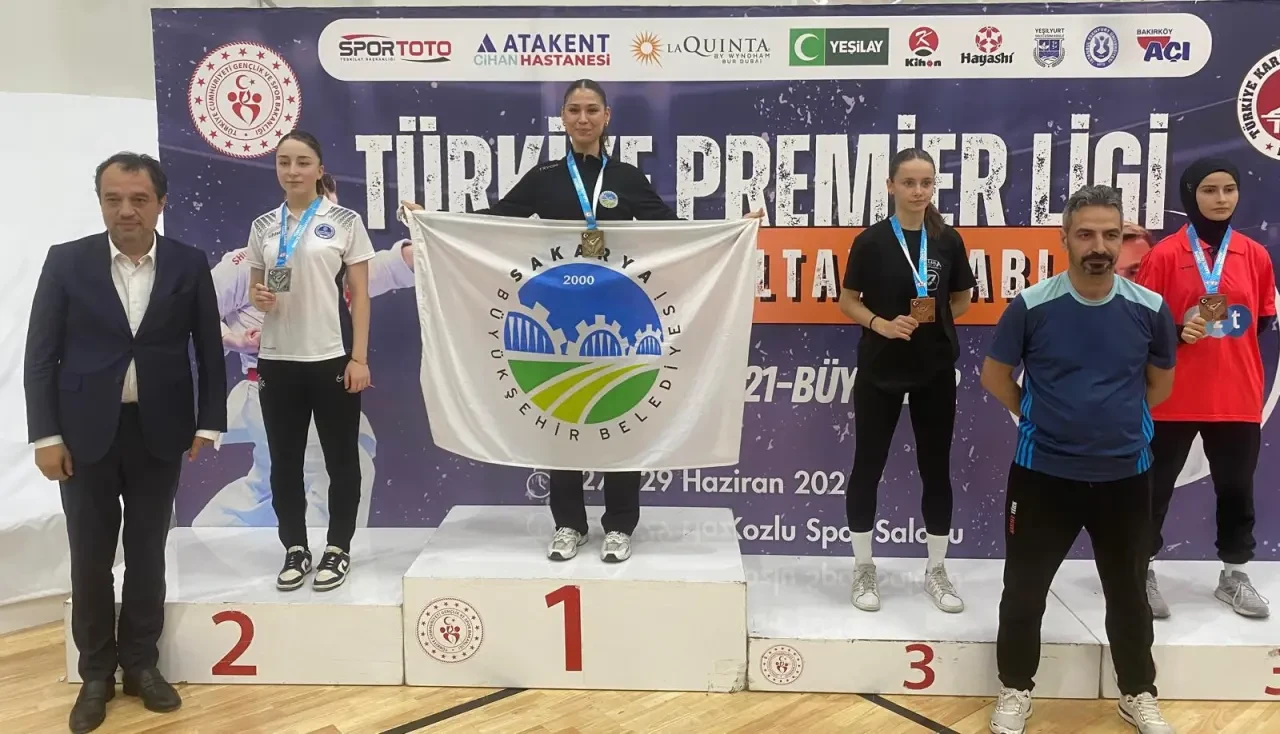 Sakarya Büyükşehirli sporculardan karate, güreş ve kano branşlarında büyük başarı 13