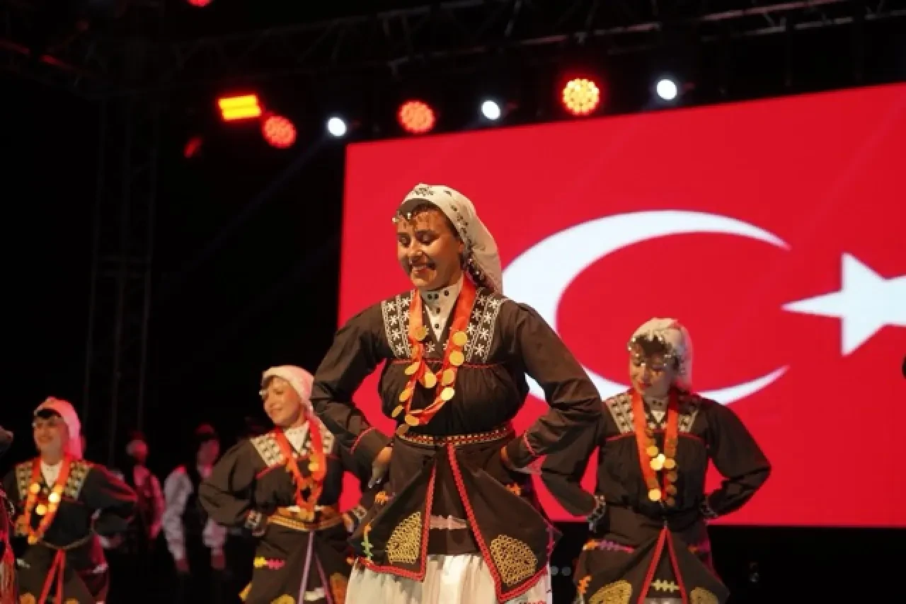 Deniz, Kum, Güneş ve Halk Oyunlarıyla Dolu Unutulmaz Bir Gece! 3
