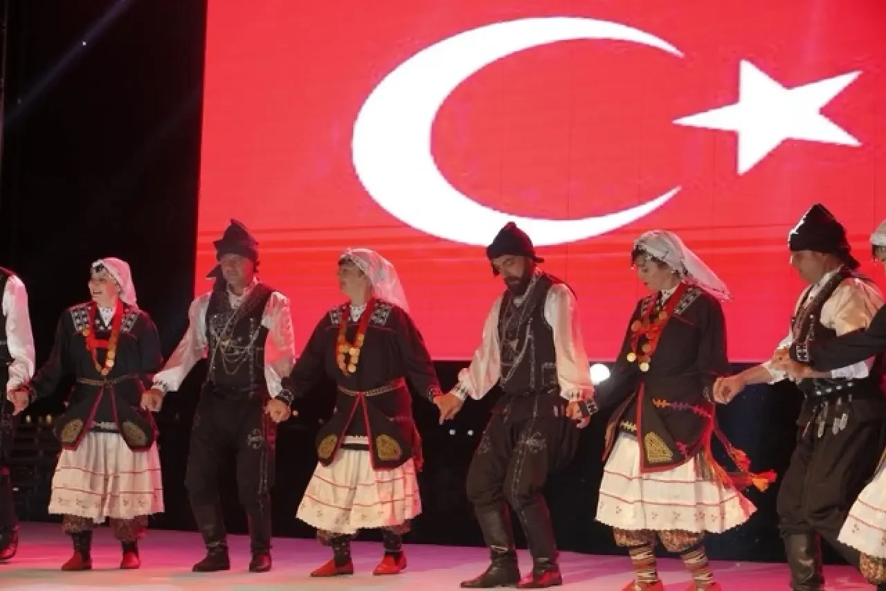 Deniz, Kum, Güneş ve Halk Oyunlarıyla Dolu Unutulmaz Bir Gece! 10