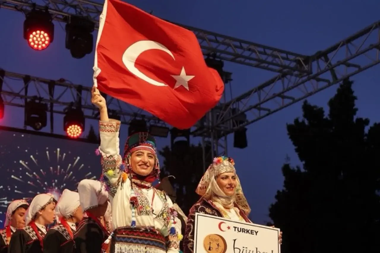 Deniz, Kum, Güneş ve Halk Oyunlarıyla Dolu Unutulmaz Bir Gece! 9