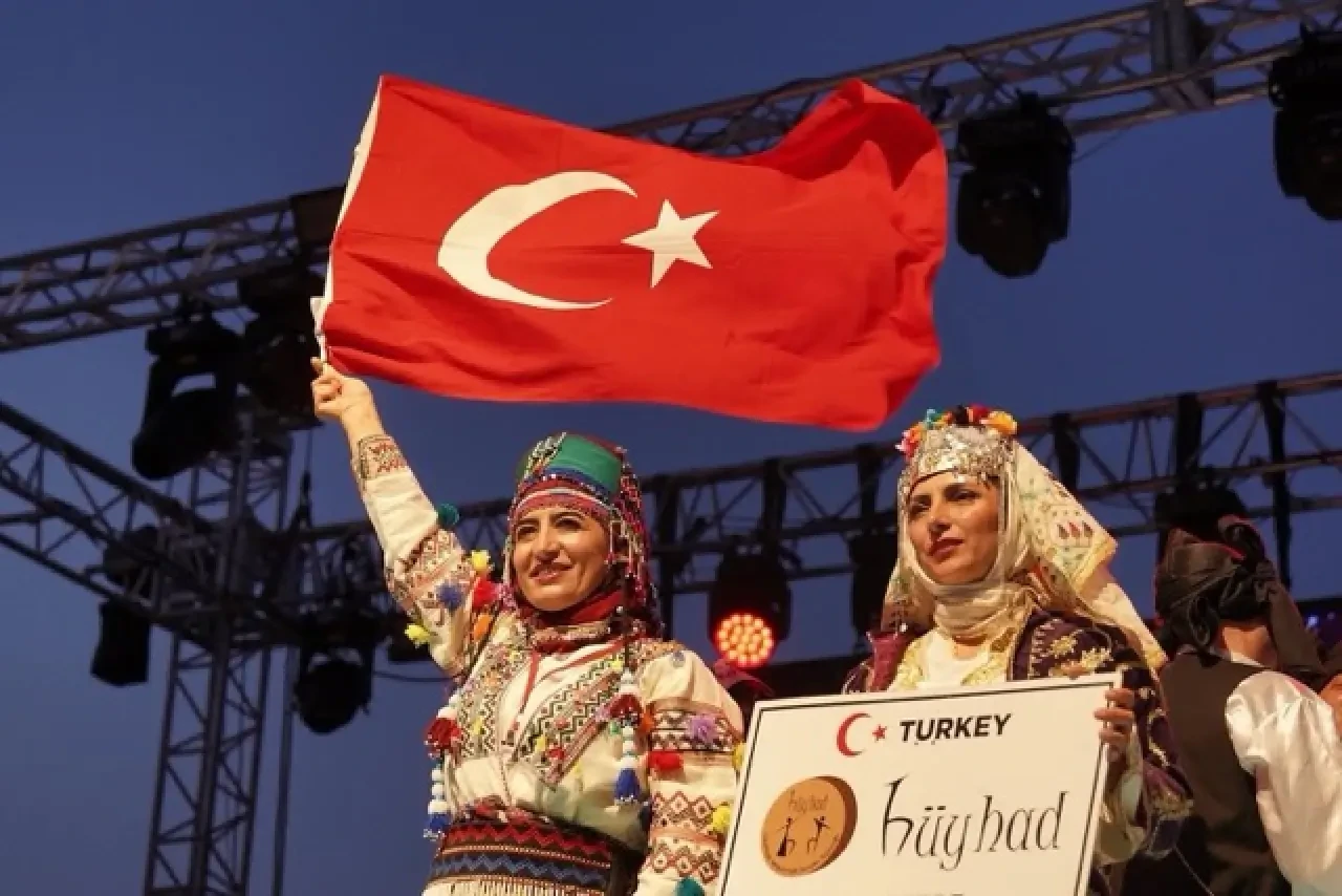 Deniz, Kum, Güneş ve Halk Oyunlarıyla Dolu Unutulmaz Bir Gece! 7