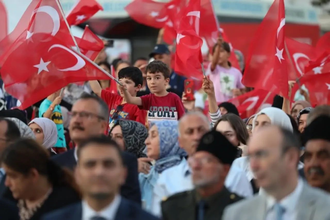  “O gece dünya, inananların vatan uğruna neler yapabileceğini izledi” 17