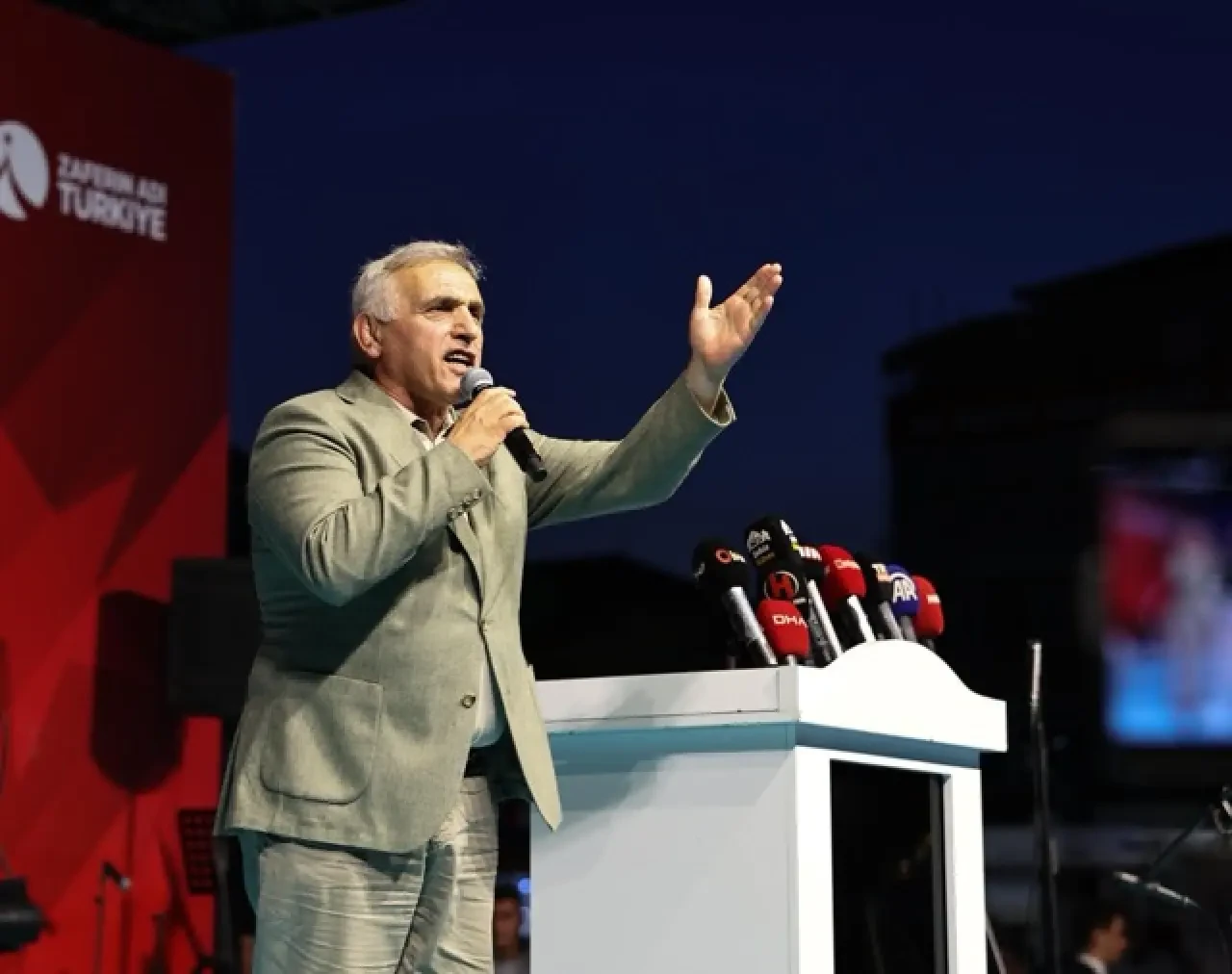  “O gece dünya, inananların vatan uğruna neler yapabileceğini izledi” 6