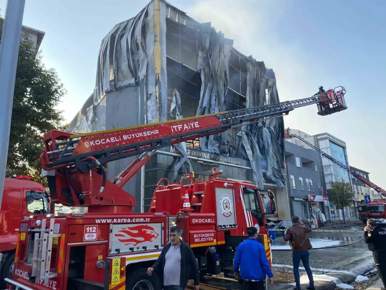 Parfüm dolum tesisinde çıkan yangında 6 ölü, 4 yaralı 3