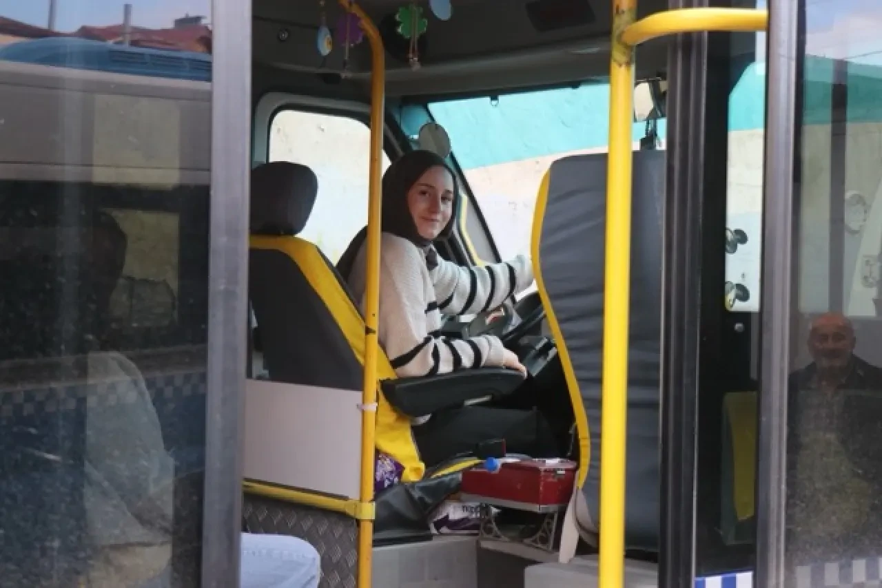 Dolmuş Direksiyonunda Bir Genç Kadın Sakarya’dan Örnek Oldu 12