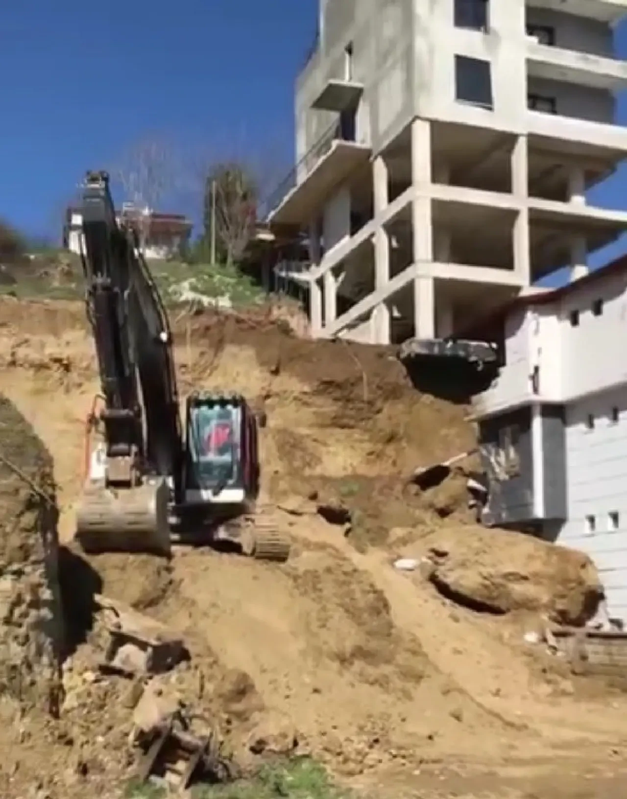 İnşaat alanından kopan kaya çevrede paniğe neden oldu 5