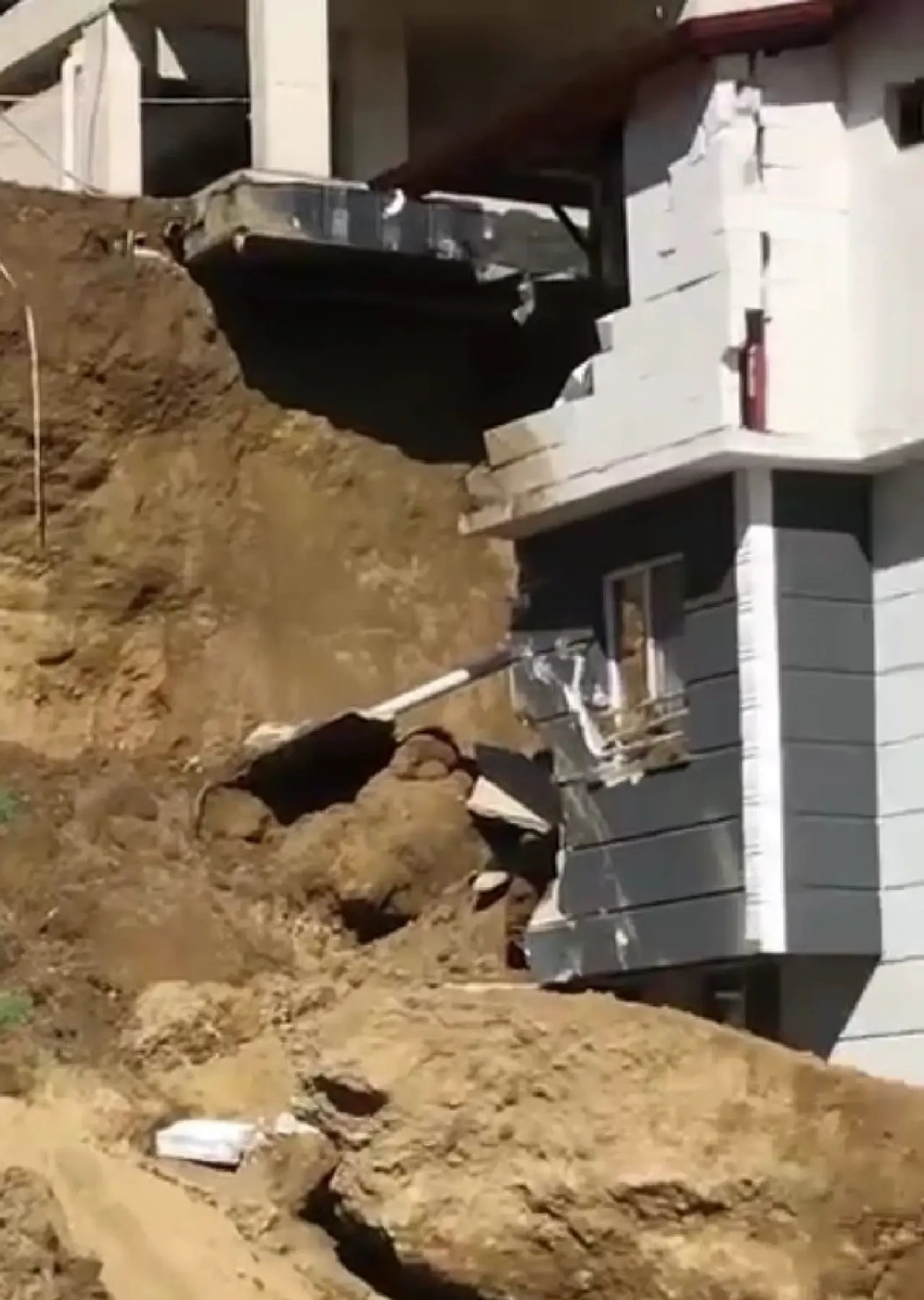 İnşaat alanından kopan kaya çevrede paniğe neden oldu 2