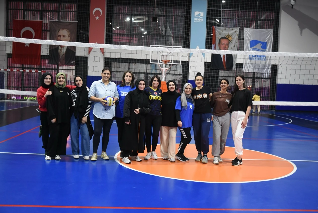 Pendik Belediyesi, Kaynarca Yeni Nesil Yaşam Merkezi'nde Ücretsiz Voleybol Etkinlikleriyle Sporseverleri Buluşturuyor