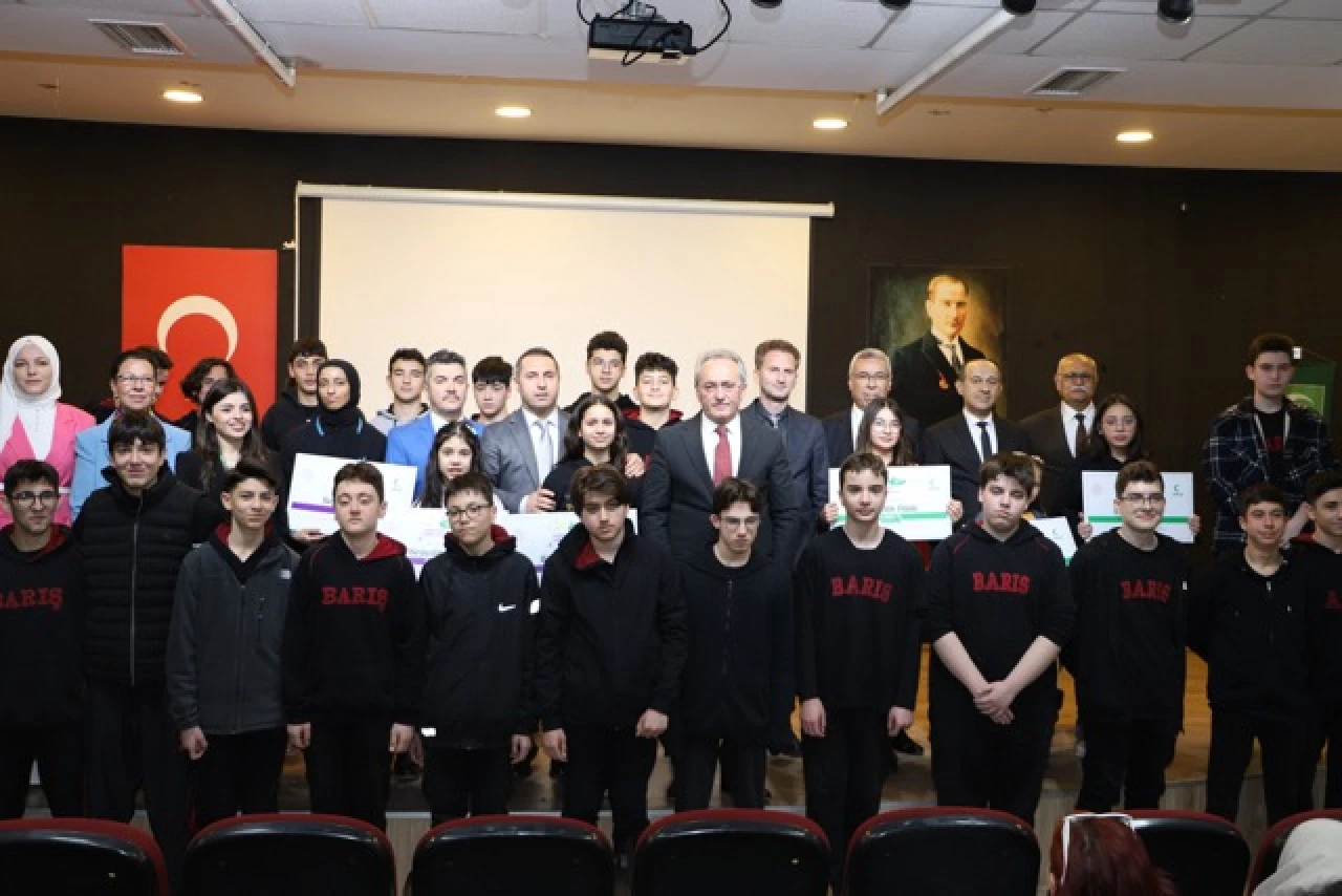 Bursa'da “Bağımlı Olma, Bağımsız Ol” Diyen Gençler Ödüllerle Taçlandı