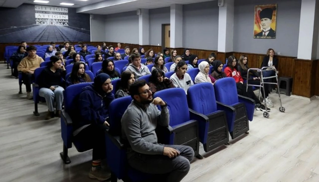 Yazar Kaan Murat Yanık, Sakarya'da edebiyatsever gençlerle buluştu