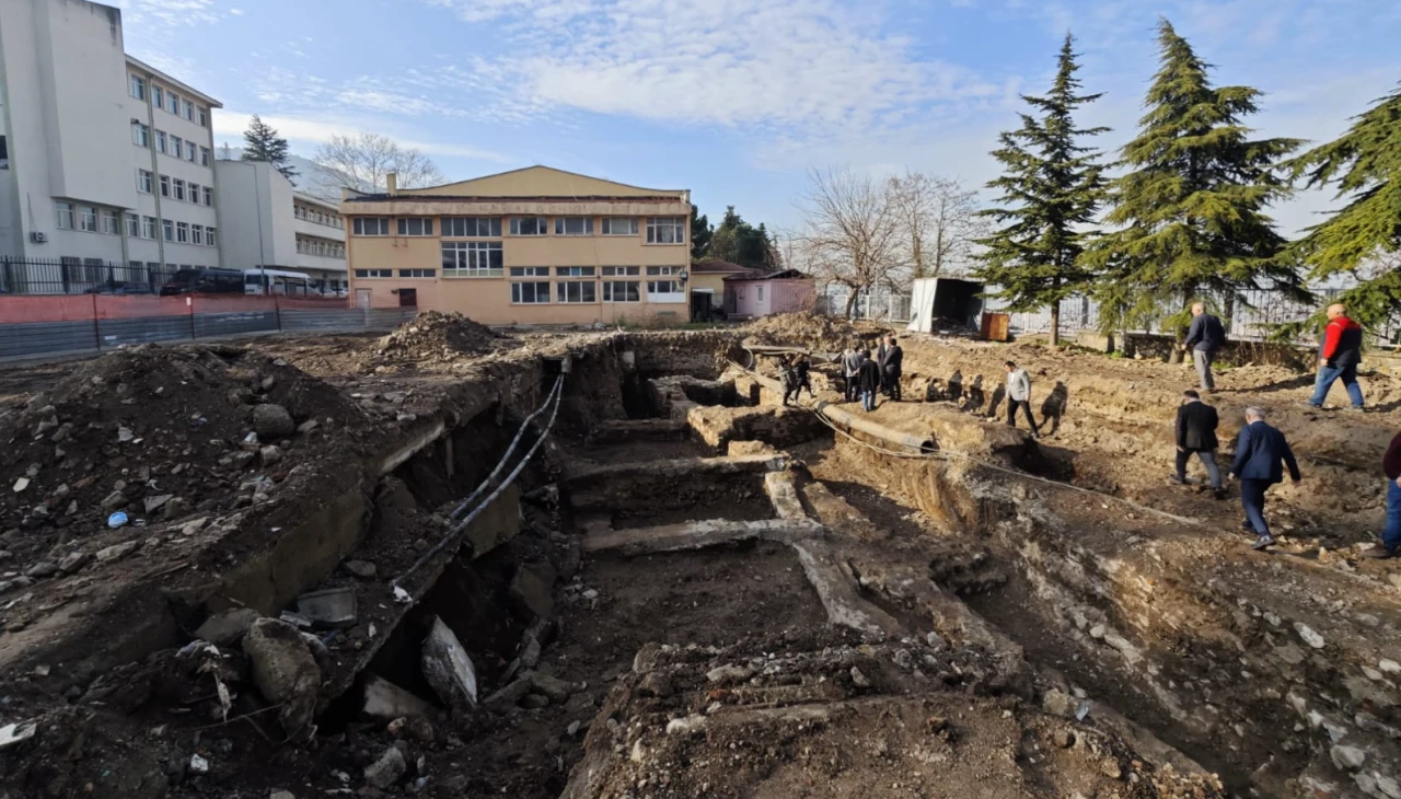 Tophane Mesleki ve Teknik Anadolu Lisesi’nde Kazı Çalışmaları Devam Ediyor