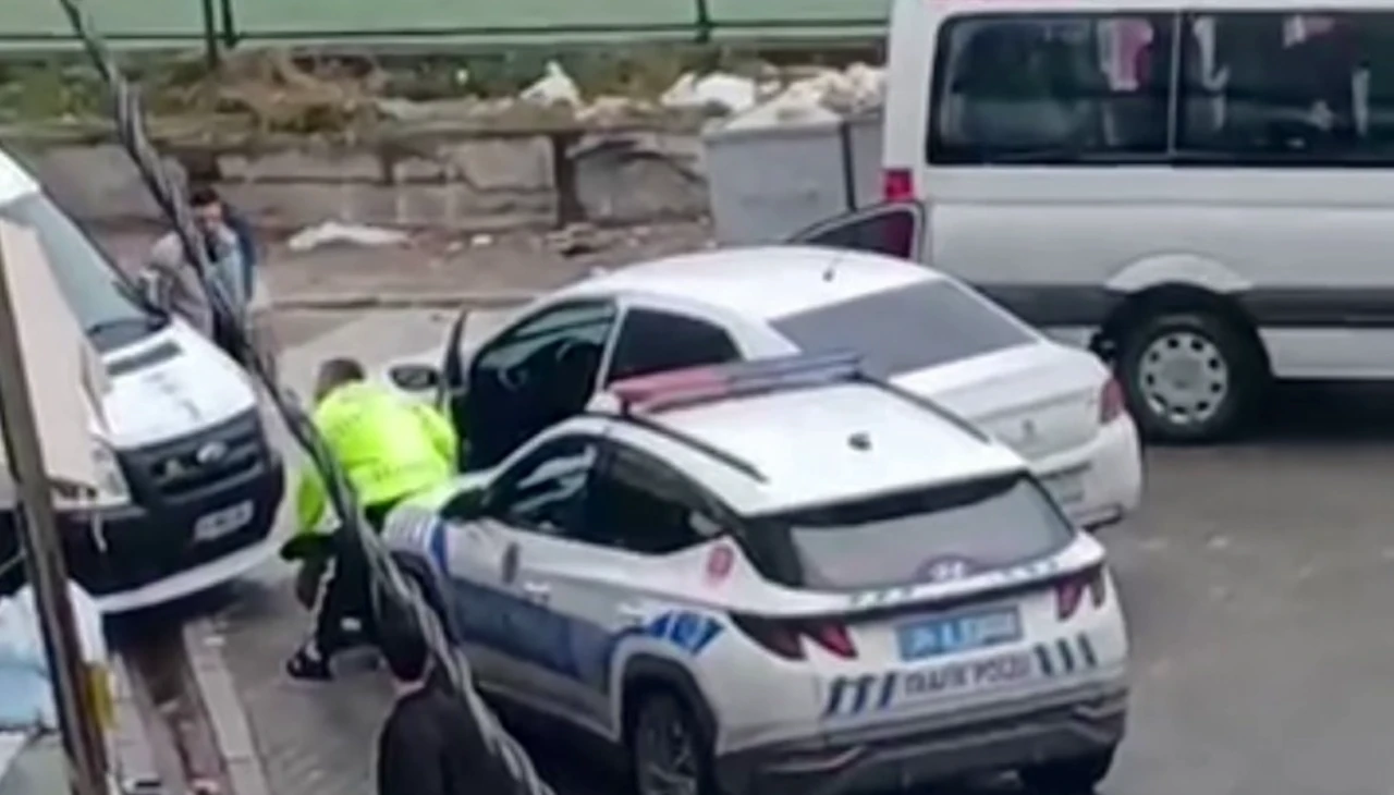 Muayenesi olmayan sürücü polisten kaçtı, servis aracında vurarak durdu