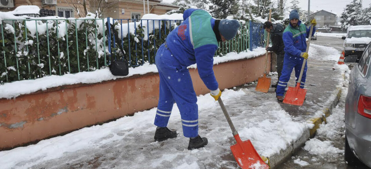 Kartepe’de kar küreme çalışmaları sürüyor