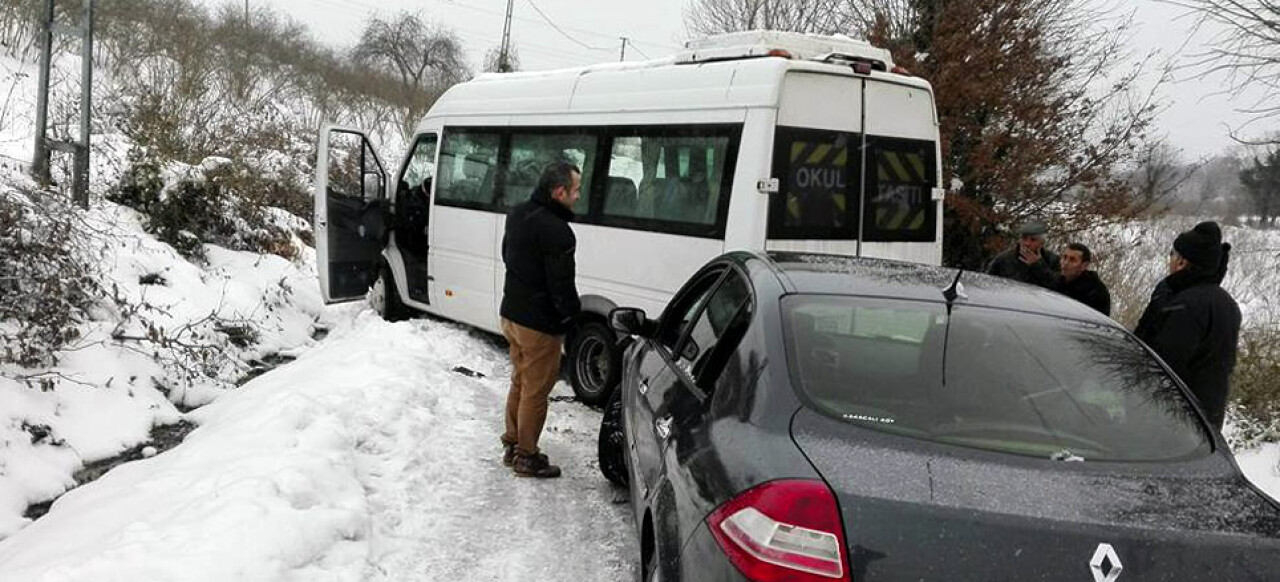 Kaynarca Ferizli yolunda buzlanma meydana gelen kaza ucuz atlatıldı