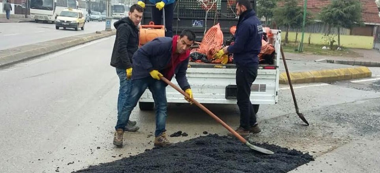 Kocaeli'nde kar sonrası yıpranan yollara bakım yapılıyor