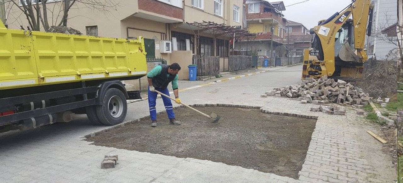 Kartepe’de parke tamiratı çalışmaları sürüyor