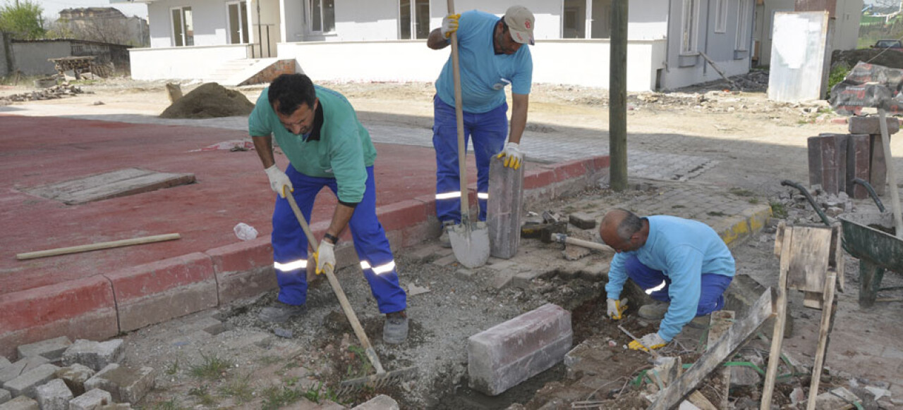 Kartepe’de deforme olan parkeler yenileniyor