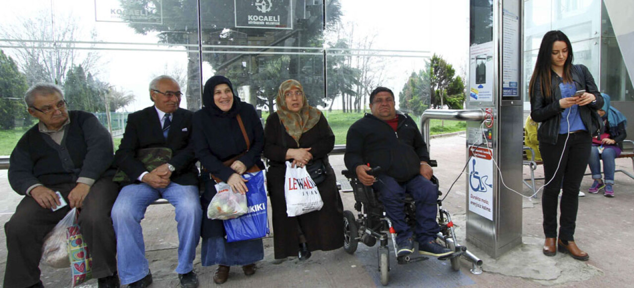 Kocaeli'nde 7 durakta daha engelli araç ve telefon şarj ünitesi oluşturdu