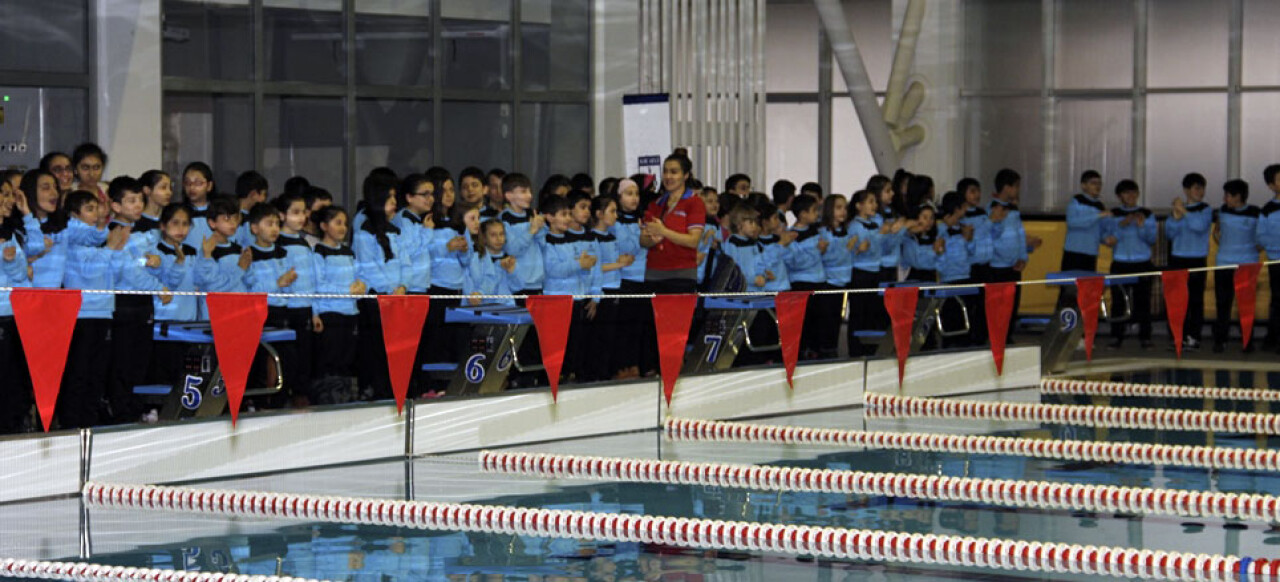 Spor Okulları yüzme branşı öğrencilerinden gövde gösterisi