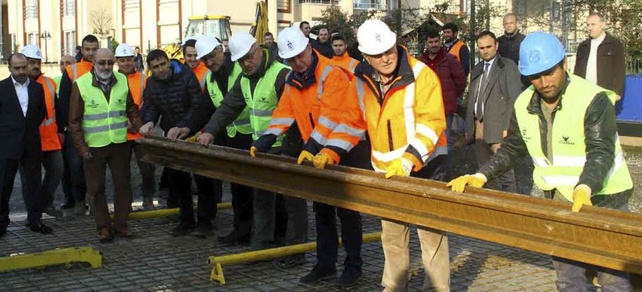 Kocaeli tramvay hattının ilk rayları monte edildi