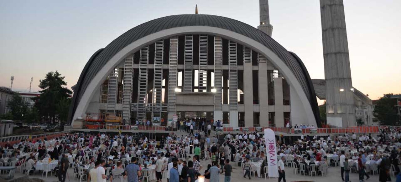 Hendek Rasimpaşa’da ilk teravih namazı kılındı