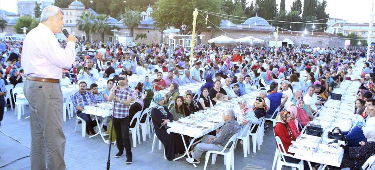Karaosmanoğlu, ''İnsanlığın dirilişi için dua edelim''