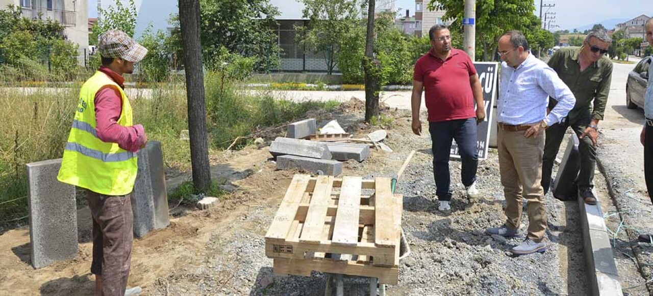 Kartepe’nin yol ve kaldırımlarında parke çalışması