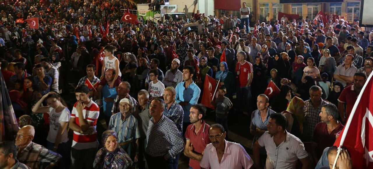 Binlerce Kaynarcalı Demokrasi Nöbetinde