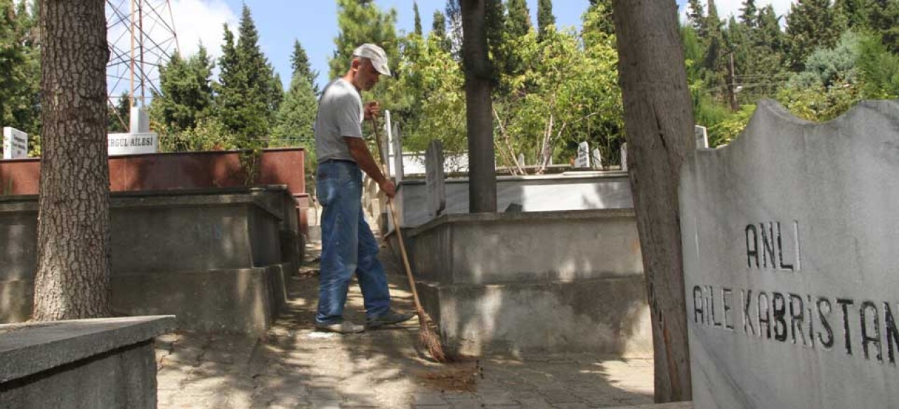 Kabristanlarda çevre temizliği yapıldı