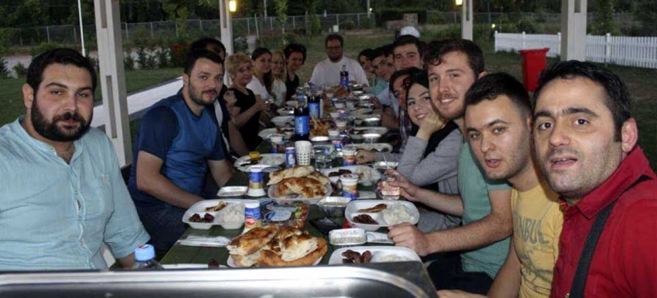 Sapanca Sanat Tiyatrosu iftar yemeğinde buluştu