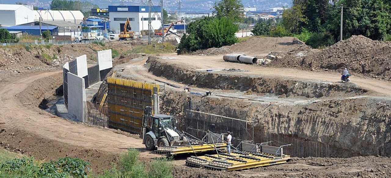 Gölcük Hisar Deresi’nde yan yol çalışmaları sürüyor