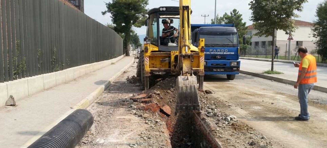 Gölcük Ali Uçar Caddesi’nde yenileme çalışması