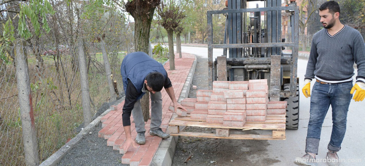 Kartepe’de kaldırım çalışmaları devam ediyor