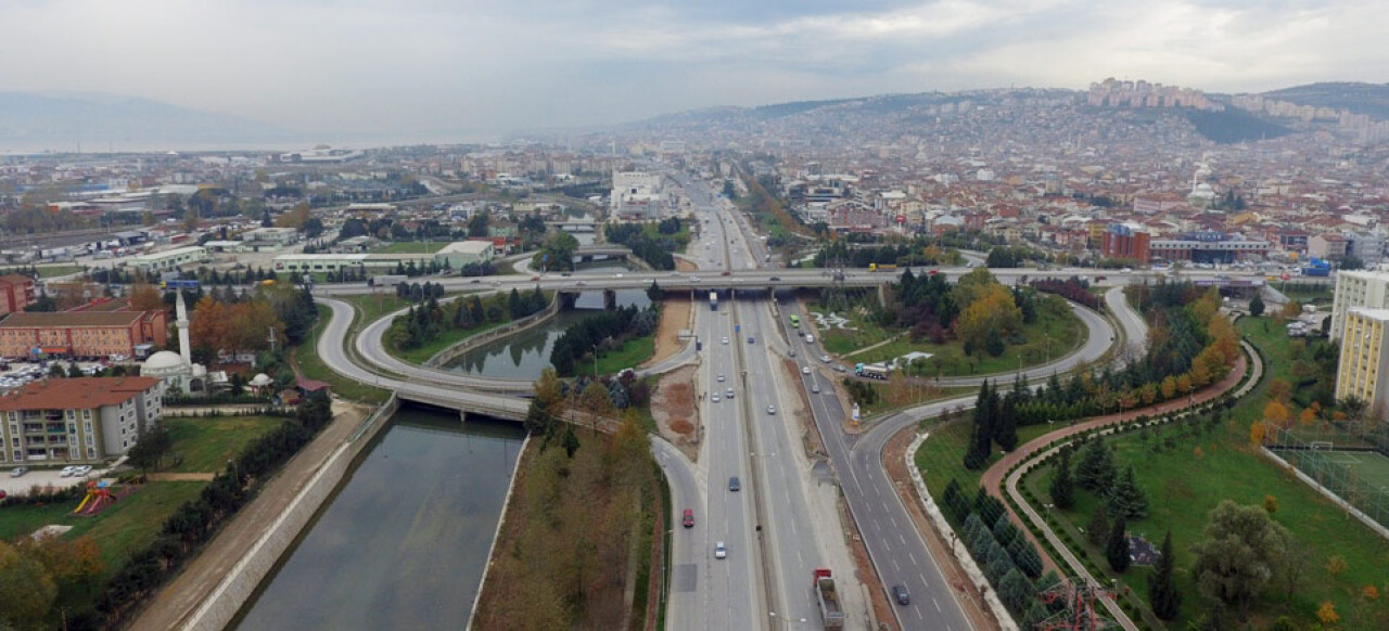 D-100 Karayolu’nda rahat trafik için üst geçit ve yan yollar yapılıyor