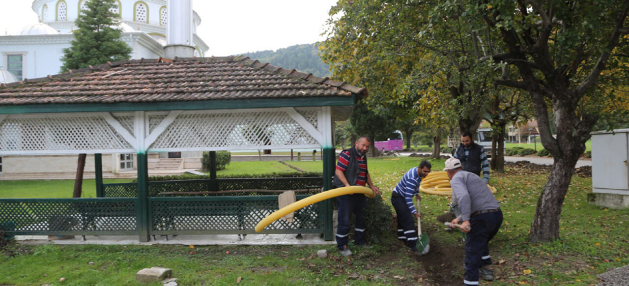 Kırkpınar Merkez Camii'nin bahçe düzenlemesi yapılıyor