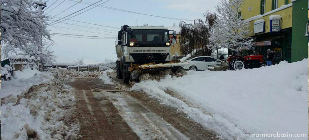 Karasu’da Kar Küreme ve Tuzlama Çalışmaları Devam Ediyor