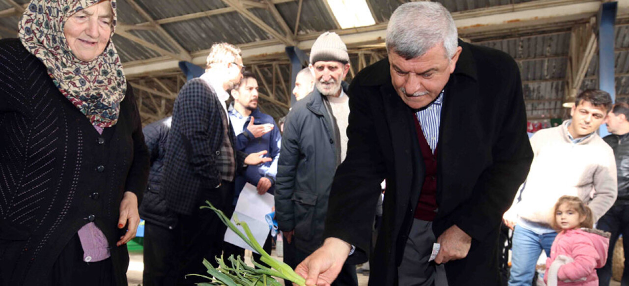 Karaosmanoğlu, Kandıra Pazarında vatandaşlar bir araya geldi, alışveriş yaptı