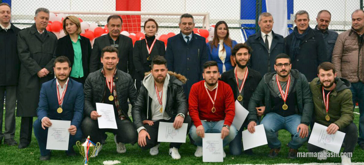 ÇOMÜ Ezine MYO’da 25. Yıl Anısına Futbol Turnuvası Düzenlendi