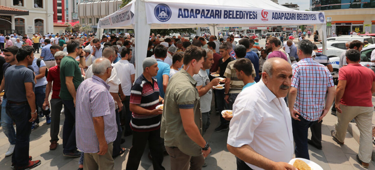 Adapazarı'nda Cuma Namazı çıkışı irmik helvası dağıtıldı