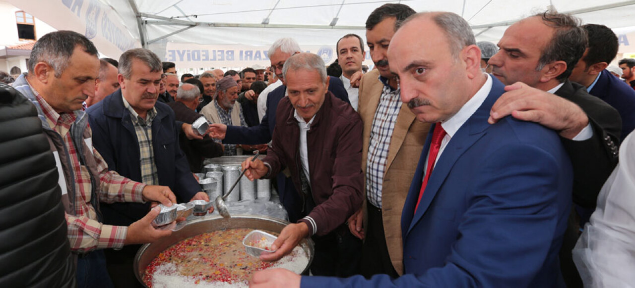 Adapazarı Belediyesi 10 bin kişilik aşure dağıttı