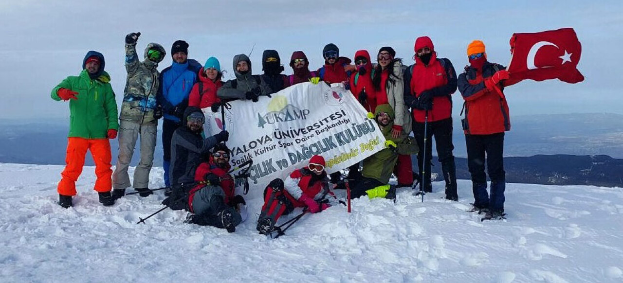 Yalova Üniversitesi Dağcılık ve Kampçılık Kulübü Uludağ’ın Zirvesine Tırmandı