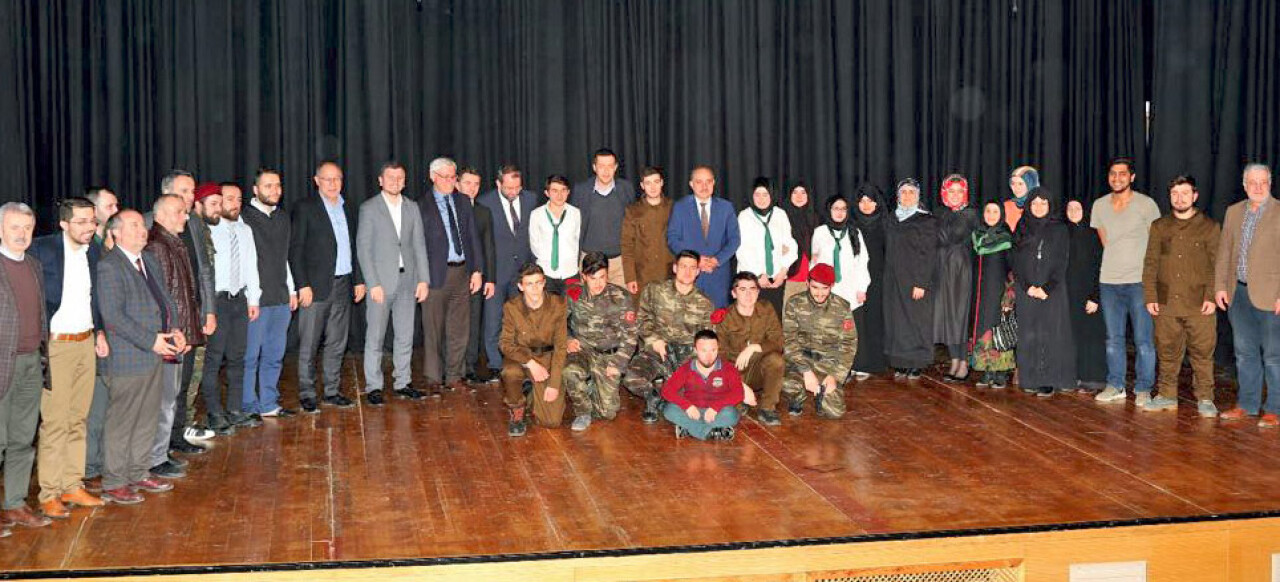 Kırmızı Çizgi' tiyatro gösterisi izleyicilere duygu dolu anlar yaşattı