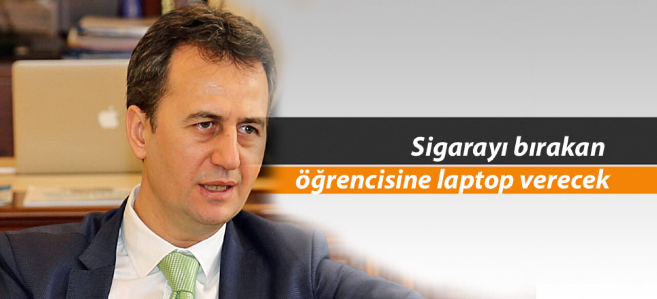 Rektör sigarayı bırakan öğrencisine laptop verecek