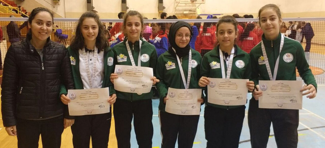 Badminton’da Kızlar Gruptan Çıktı